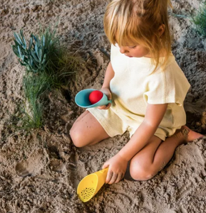 Quut Cuppi Sand Beach Toy: Lavender / Lagoon