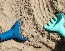 Load image into Gallery viewer, Quut Raki Sand / Beach Toy: Garden Green