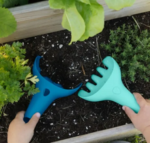 Load image into Gallery viewer, Quut Raki Sand / Beach Toy: Garden Green