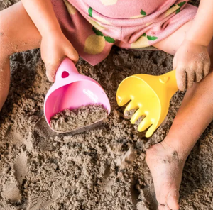 Quut Raki Sand / Beach Toy: Banana Pink