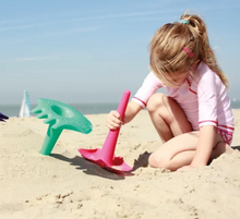 Load image into Gallery viewer, Quut Triplet Rake Beach Toy: Lagoon Green