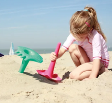 Load image into Gallery viewer, Quut Triplet Rake Beach Toy: Cherry Red