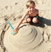 Load image into Gallery viewer, Quut Triplet Rake Beach Toy: Cherry Red